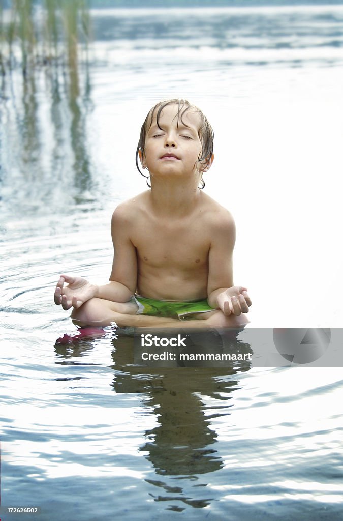 Chłopiec Medytować w wodzie (w tle - Zbiór zdjęć royalty-free (Cała postać)