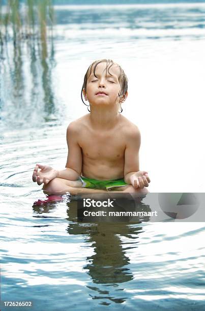 Chłopiec Medytować W Wodzie W Tle - zdjęcia stockowe i więcej obrazów Cała postać - Cała postać, Chodzić po wodzie - Położenie, Chłopcy