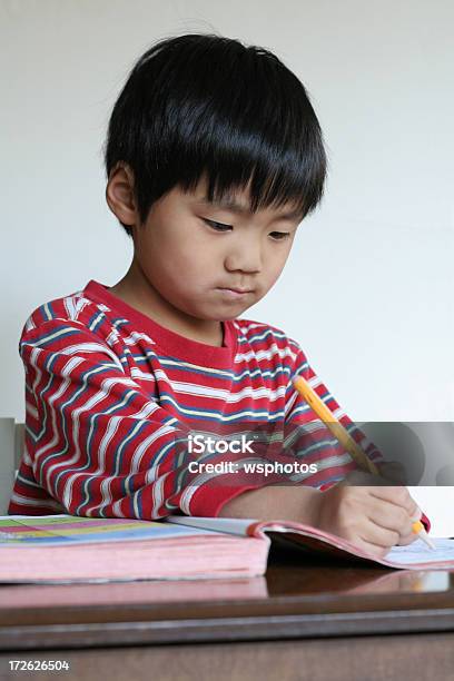 Tempo De Trabalho De Casa - Fotografias de stock e mais imagens de 4-5 Anos - 4-5 Anos, Aluno, Aluno de Jardim de Infância