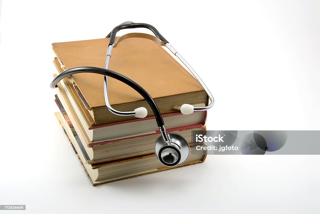 Estetoscópio em livros - Foto de stock de Estudante de Medicina royalty-free