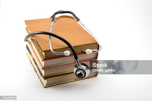 Foto de Estetoscópio Em Livros e mais fotos de stock de Estudante de Medicina - Estudante de Medicina, Livro, Aprender