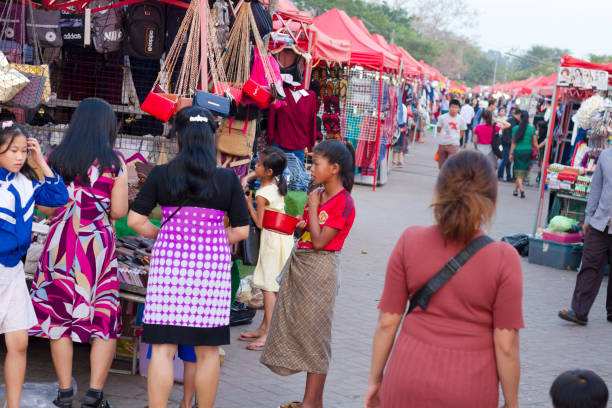 Cena no mercado noturno de Vientiane - foto de acervo