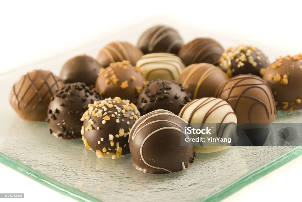 초콜릿 트러플 초콜릿 다양한 on 플라테 정물 사진 흰색 - 로열티 프리 초콜릿 트러플 스톡 사진
