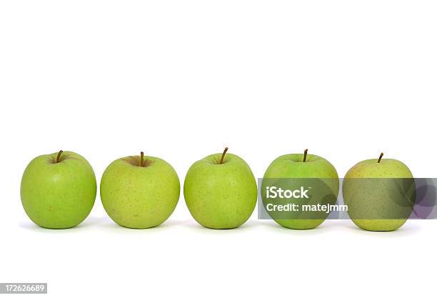 Fünf Äpfel Stockfoto und mehr Bilder von Apfel - Apfel, Fotografie, Freisteller – Neutraler Hintergrund