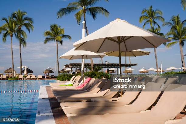Località Turistica Hotel Piscina E Spiaggia Sedie In Messico - Fotografie stock e altre immagini di Puerto Vallarta