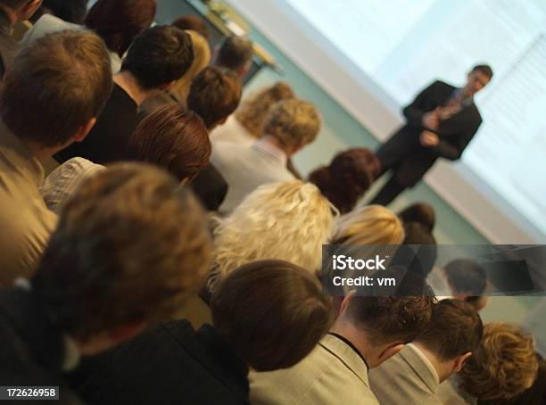 Altifalante Em Uma Conferência De Negócios - Fotografias de stock e mais imagens de Fato - Fato, Professor da Faculdade, Adulto