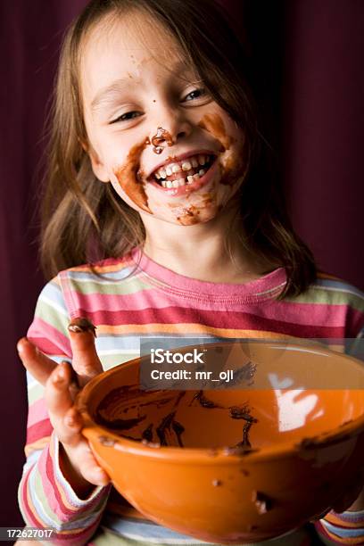 Foto de Lambendo A Bowl e mais fotos de stock de Chocolate - Chocolate, Comer, Criança