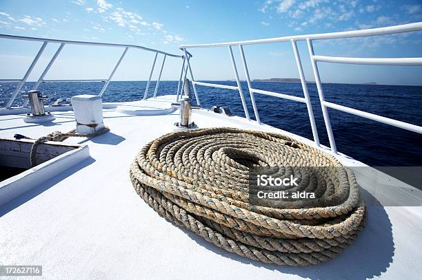 ロープのデッキ - ヨットのストックフォトや画像を多数ご用意 - ヨット, 乗り込む, 船尾