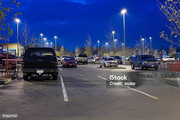 Estacionamento À Noite - Fotografias de stock e mais imagens de Estacionamento de Carros - Estacionamento de Carros, Noite, Poste