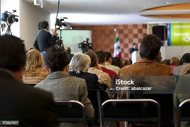 Las Personas Que Asisten A Convenciones Foto de stock y más banco de imágenes de Ponencia - Discurso - Ponencia - Discurso, Rodar películas, Negocio