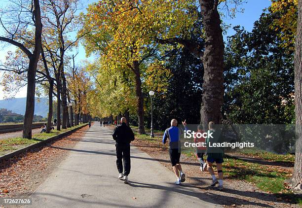 4 つの街でのジョギングはルッカの壁 - ルッカのストックフォトや画像を多数ご用意 - ルッカ, 走る, リラクゼーション体操