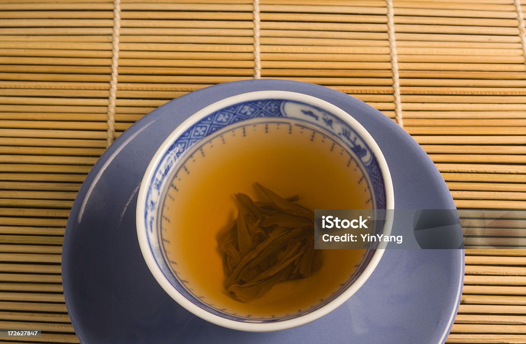 Blu tazza di tè verde in bambù - Foto stock royalty-free di Alimentazione sana