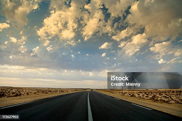 Foto de Estrada No Deserto e mais fotos de stock de Ajardinado - Ajardinado, Arbusto, Areia