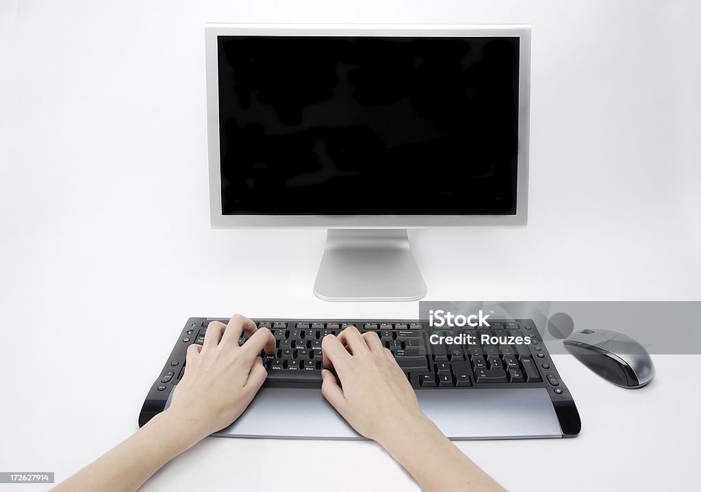 Mãos digitando em um teclado de computador - Foto de stock de Branco royalty-free