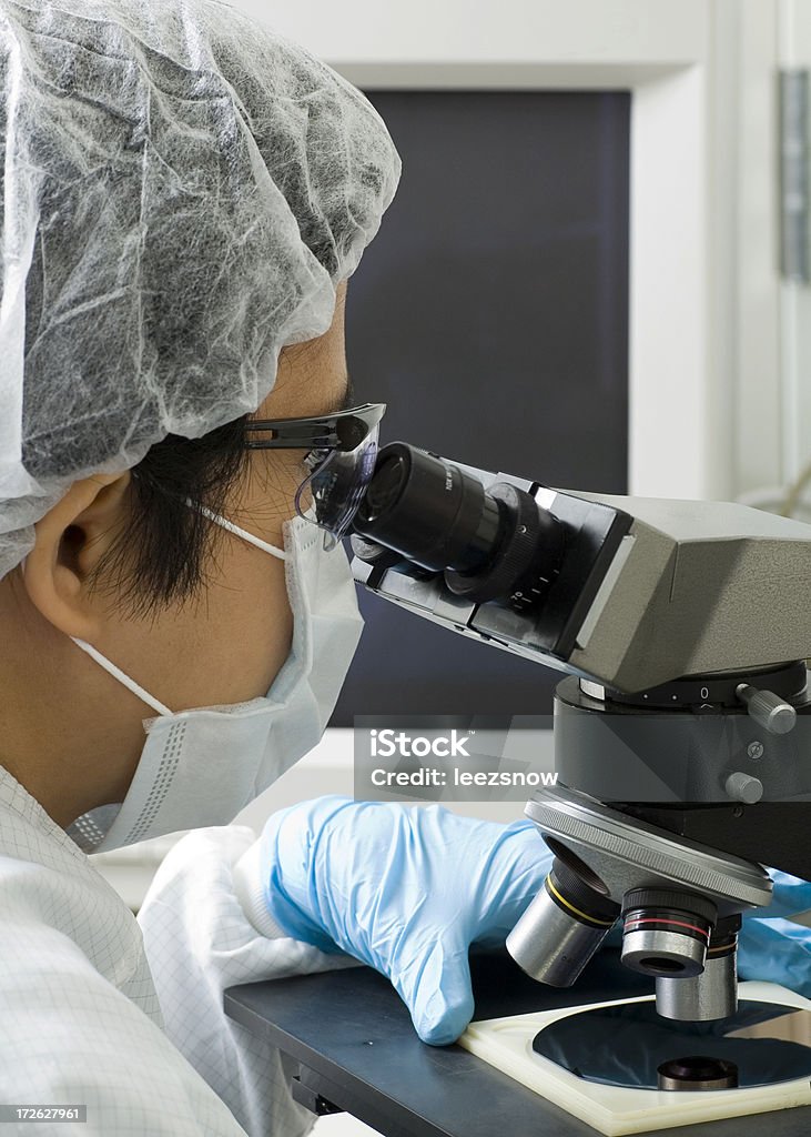 연구소 기술자 사용하여 현미경-시리즈 - 로열티 프리 제조 스톡 사진