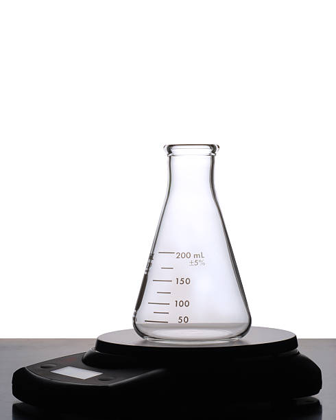 matraz de erlenmeyer aislado en blanco - beaker laboratory weight scale physics fotografías e imágenes de stock