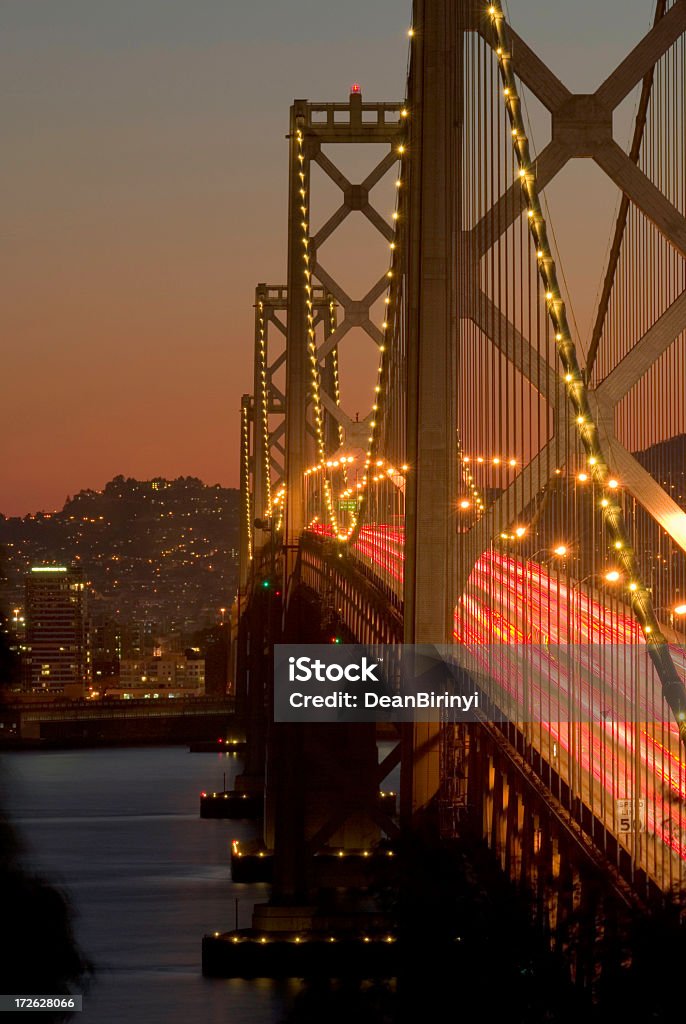 サンフランシスコベイブリッジの夕暮れ - つり橋のロイヤリティフリーストックフォト