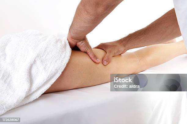 Massaggio - Fotografie stock e altre immagini di Accudire - Accudire, Adulto, Armonia