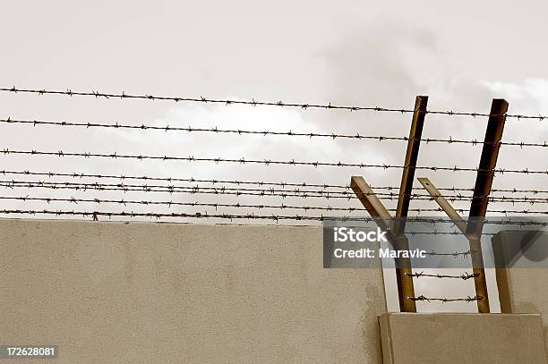 Barbwire Parete - Fotografie stock e altre immagini di Affilato - Affilato, Aggressione, Calcestruzzo