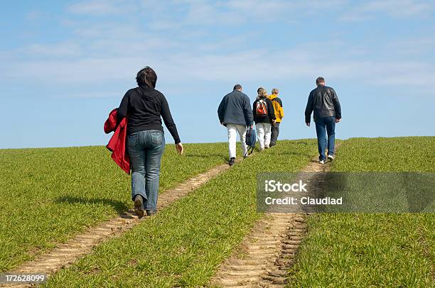 Piedi Contro Il Cielo - Fotografie stock e altre immagini di Abbigliamento casual - Abbigliamento casual, Adulto, Agricoltura