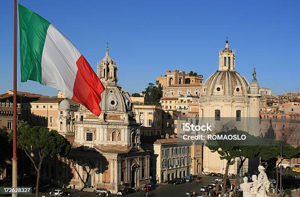 Roman Widok Z Flaga Włoch Rzym Włochy - zdjęcia stockowe i więcej obrazów Bez ludzi - Bez ludzi, Brązowy, Dach