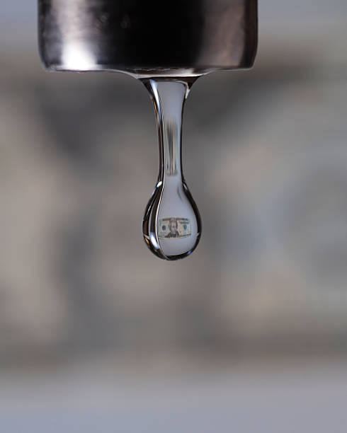 wasserhahn drop mit dollar-bild innerhalb von - faucet water drop house stock-fotos und bilder