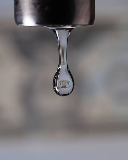 torneira com a queda do dólar de imagem - faucet water drop house - fotografias e filmes do acervo