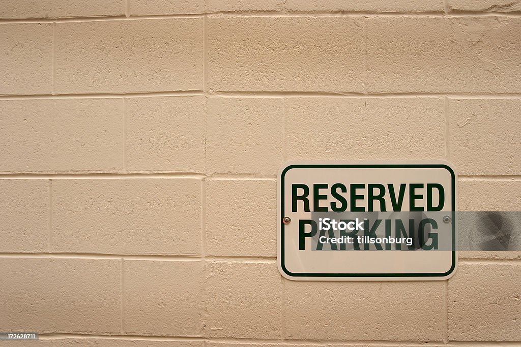 Reservado estacionamento placa na parede - Foto de stock de Placa de Estacionamento royalty-free