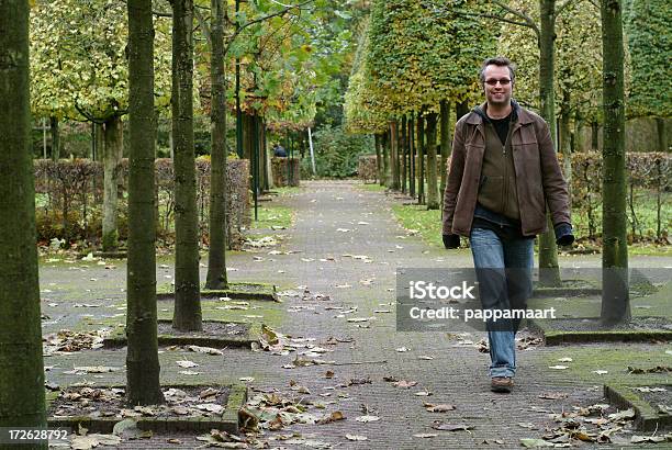 Foto de Feliz Jovem Caminhando No Parque e mais fotos de stock de Aproximar - Aproximar, Pedestrianismo, 20 Anos