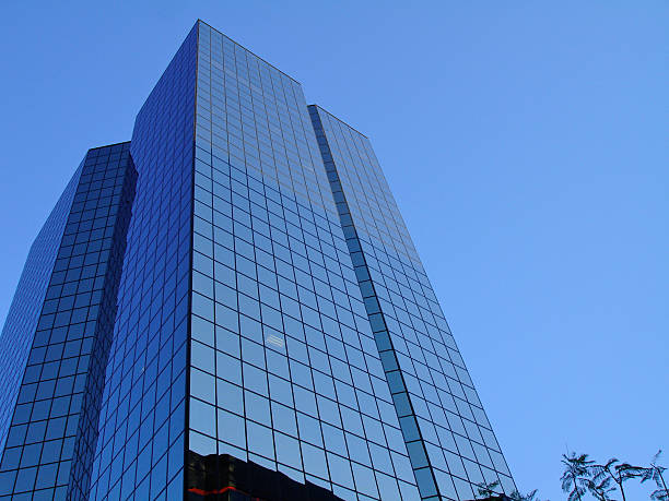 の青いガラス張りの建物 - ウッドランドヒルズ ストックフォトと画像