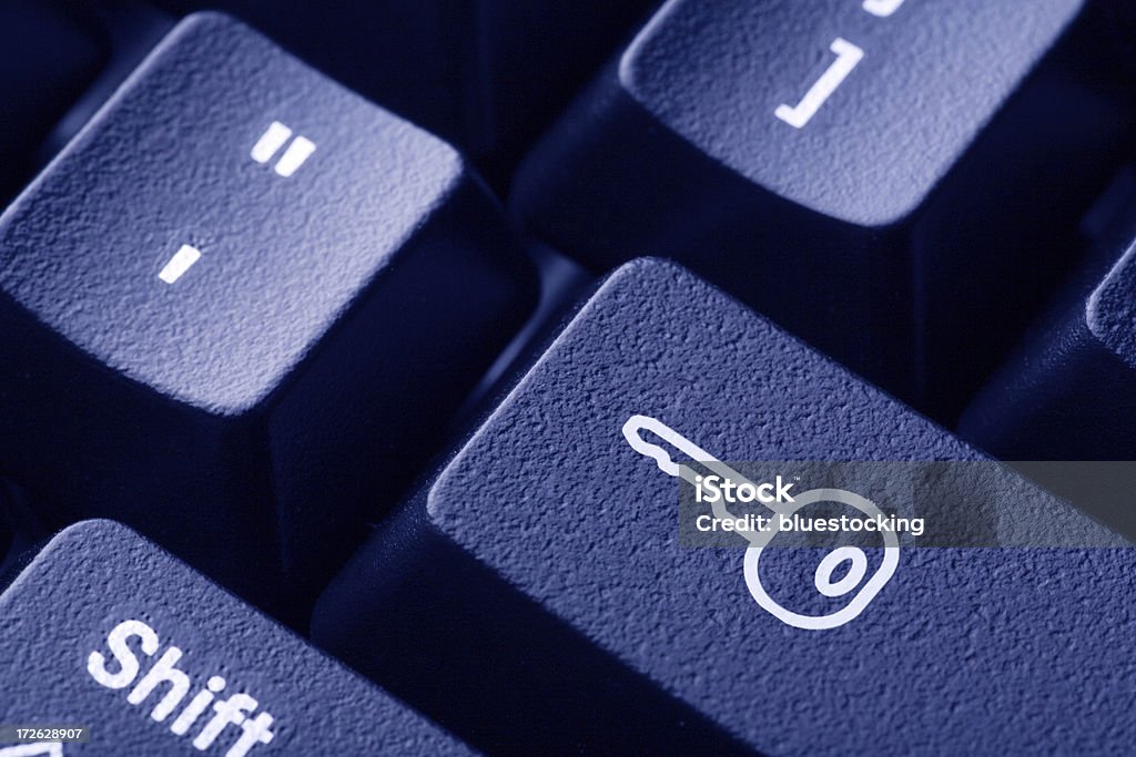 Ikona klucza na komputerze klawiatury - Zbiór zdjęć royalty-free (Dostępność)