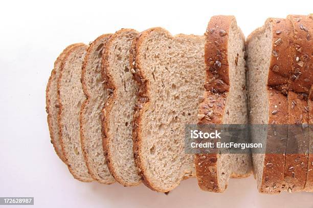 Великолепные Хлеб Из Цельного — стоковые фотографии и другие картинки Батон - Батон, Без людей, Белый фон
