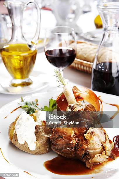 Carneiro Coxa De Vinho Tinto - Fotografias de stock e mais imagens de Batata Inglesa - Batata Inglesa, Bebida Alcoólica, Carne