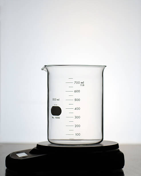 científico loco serie: vaso de precipitados en equilibrio - beaker laboratory weight scale physics fotografías e imágenes de stock