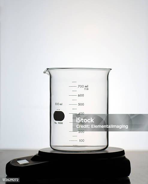 Foto de Cientista Louca Series Beaker Em Equilíbrio e mais fotos de stock de Proveta de Laboratório - Proveta de Laboratório, Escala, Balança