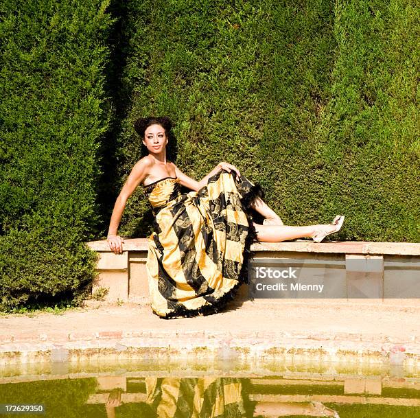 Prinzessin Im Park Stockfoto und mehr Bilder von Abendkleid - Abendkleid, Attraktive Frau, Begehren