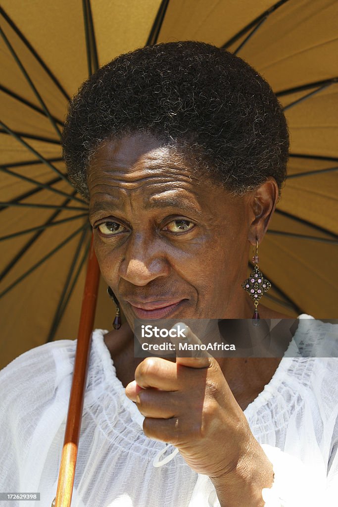 Африканский леди, указывающая на что-то, - Стоковые фото Африканская этническая группа роялти-фри