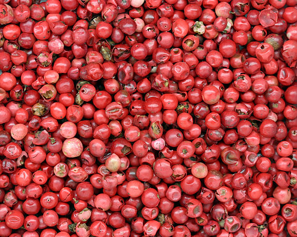 peppercorns rojo - pink pepper fotografías e imágenes de stock