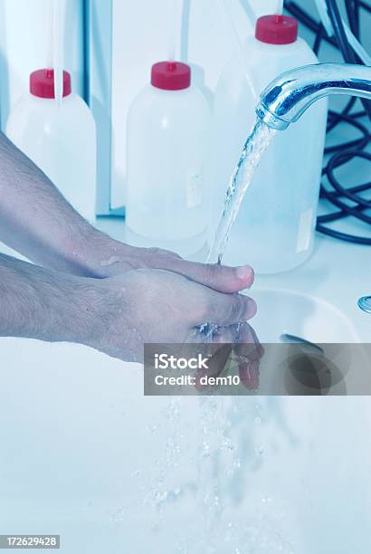 Researchseries Stockfoto und mehr Bilder von Ausrüstung und Geräte - Ausrüstung und Geräte, Europäischer Abstammung, Fließendes Wasser