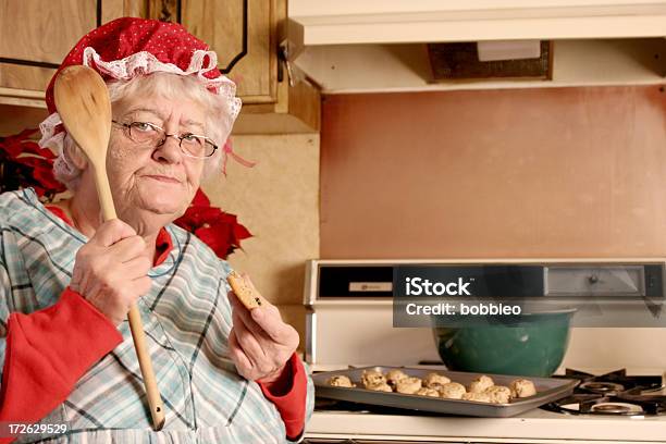 Esci Dalla Onorevole Clausola S Kitchen - Fotografie stock e altre immagini di Nonna - Nonna, Rabbia - Emozione negativa, Cucina
