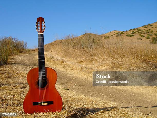 Gitara Seria - zdjęcia stockowe i więcej obrazów Bez ludzi - Bez ludzi, Drewno - Tworzywo, Droga jednopasmowa