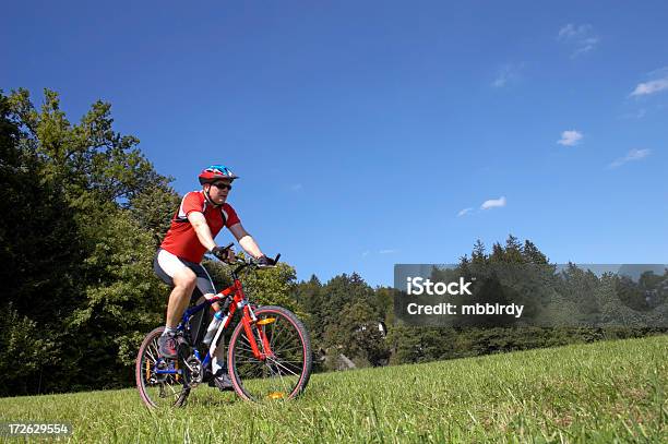 Mountainbiker Auf Mountain Bike Im Malerischen Schießen Stockfoto und mehr Bilder von Fahrrad