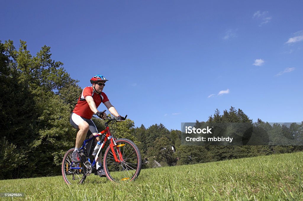 Mountainbiker on 산악 자전거를 타고 새싹 - 로열티 프리 두발자전거 스톡 사진