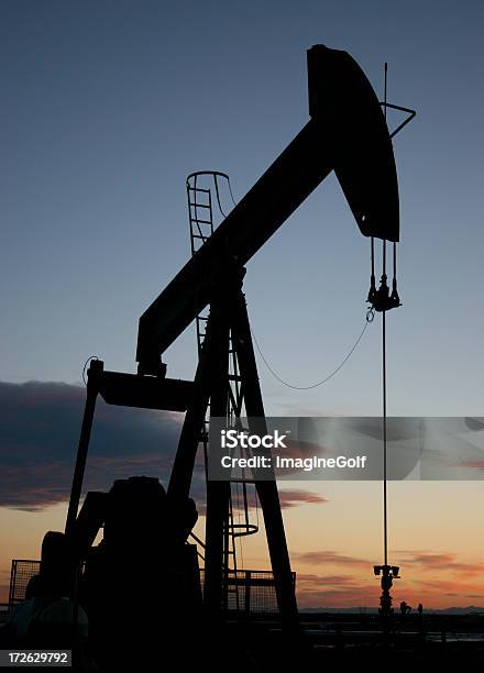 Verticale Pumpjack Silhouette In Alberta Canada Industria Petrolifera - Fotografie stock e altre immagini di Industria energetica