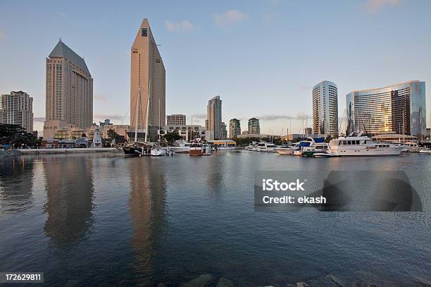 Horizonte Al Atardecer De La Ciudad De San Diego Foto de stock y más banco de imágenes de Aire libre - Aire libre, California, Cielo