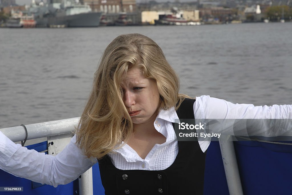 Seasick giovane donna in barca - Foto stock royalty-free di Mezzo di trasporto marittimo