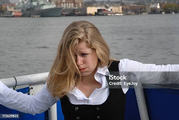 Seasick Giovane Donna In Barca - Fotografie stock e altre immagini di Mezzo di trasporto marittimo - Mezzo di trasporto marittimo, Nausea, Vomitare