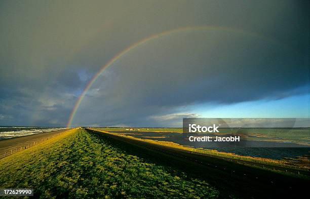 Rainbow Sobre Un Dyke Foto de stock y más banco de imágenes de Agua - Agua, Arco iris, Borde del agua