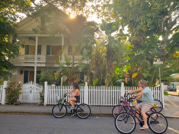 ludzie jeżdżący na rowerach w key west na florydzie - full length florida tropical climate residential structure zdjęcia i obrazy z banku zdjęć