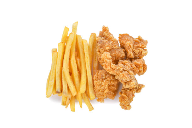 papas fritas y pollo frito con palomitas de maíz aislado en blanco - french fries fast food french fries raw raw potato fotografías e imágenes de stock
